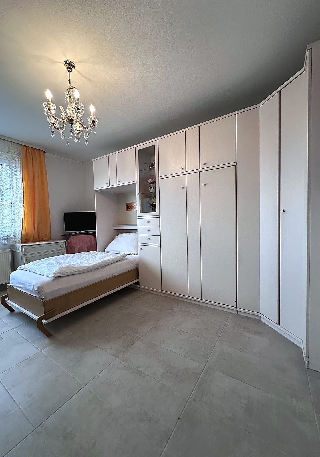 Wohnbereich mit TV – Monteurwohnung Bad Soden-Salmünster